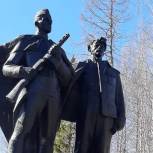 В Свердловской области депутат «Единой России» помог отреставрировать памятник «Землякам-героям» в канун Дня Победы