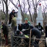Проект «Историческая память» провел субботник на Морском кладбище во Владивостоке