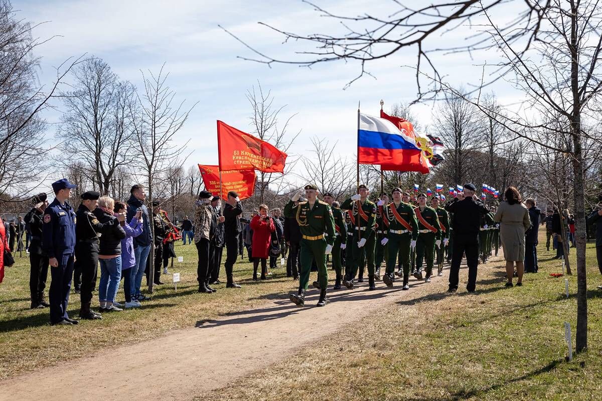 В Сквере Памяти посадили именные деревья в честь погибших морских  пехотинцев и десантников