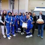 В Карпинске «Единая Россия» поздравила работников скорой помощи с праздником