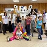 Владимирские молодогвардейцы устроили праздничный концерт для детей из ПВР в Пенкино