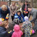 Волонтеры «Единой России» передали пасхальные куличи центру для детей-сирот «Центральный», многодетным семьям  и пожилым жителям севера столицы