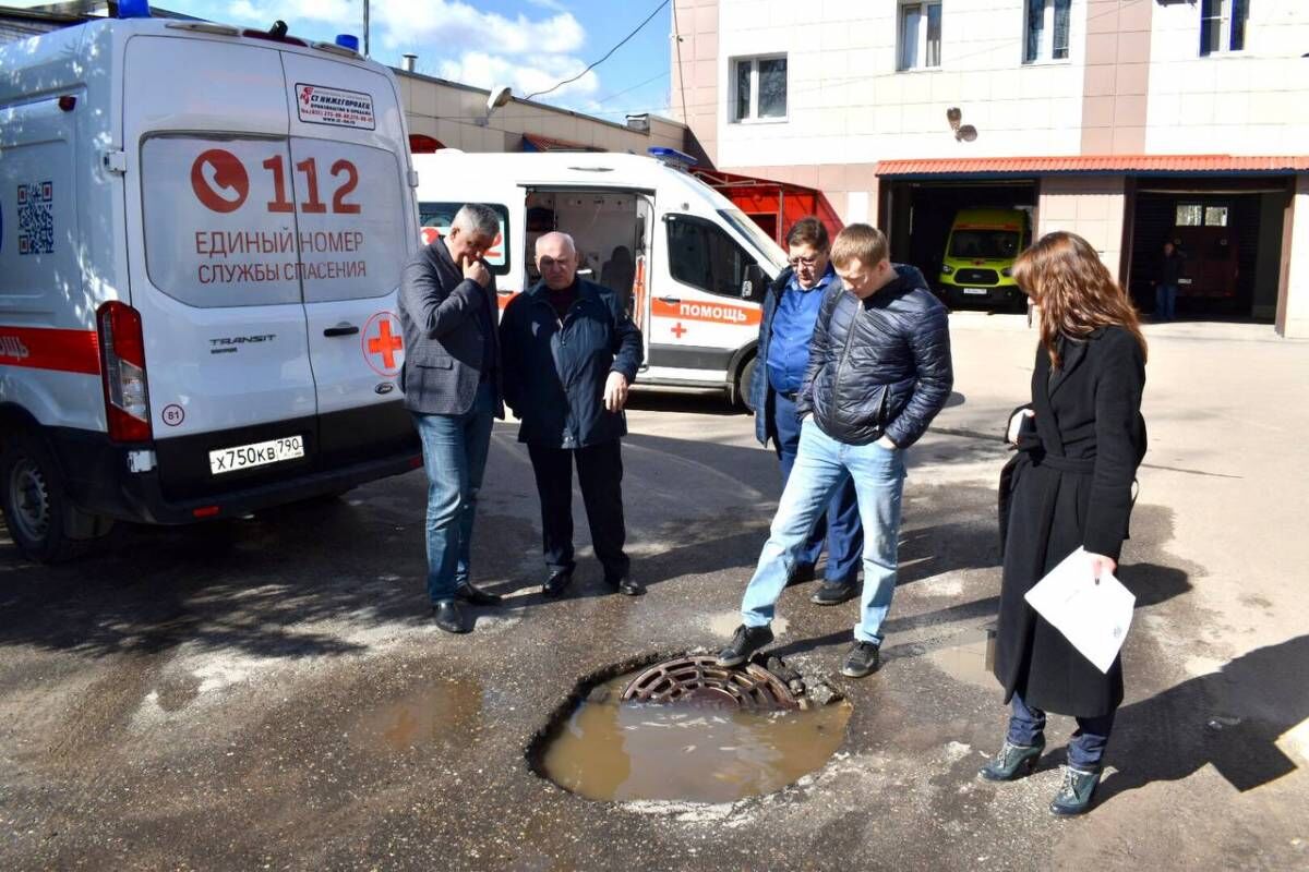 Депутат Мособлдумы попросил оперативно восстановить люк-дождеприемник на  въезде к подстанции скорой медицинской помощи в микрорайоне Железнодорожный