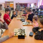 На западе Москвы муниципальный депутат организовал для детей из многодетных семей турнир по шашкам