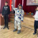 Конкурсы, танцы и настоящий скафандр: на юге Москвы празднуют День космонавтики