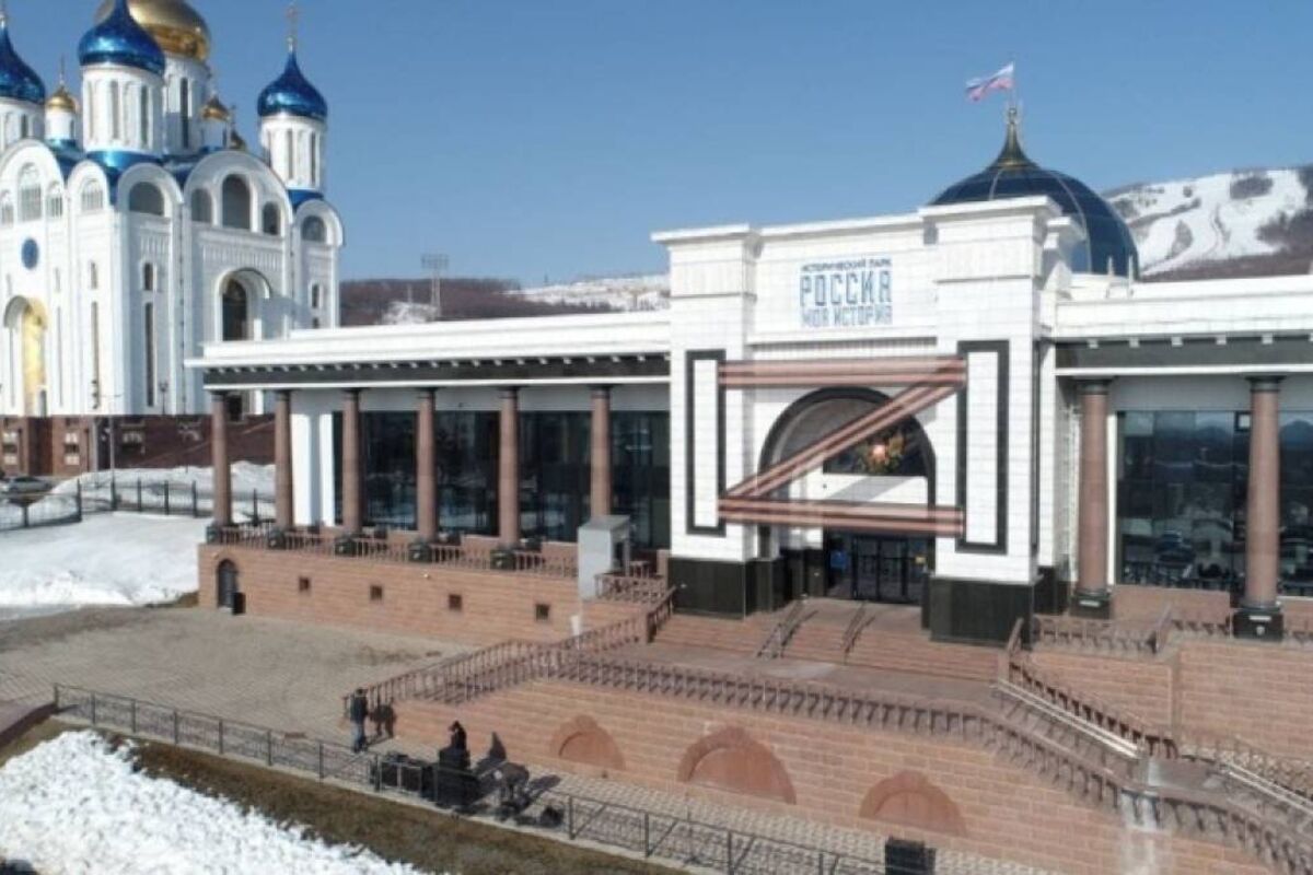 Музейно мемориальный комплекс победа. Музей Победы фасад. Музейно-мемориальный комплекс победа Юлия экскурсовод. Логотип музейно - мемориальный комплекс «победа» в Южно Сахалинске. Музейно-мемориальный комплекс победа Молодцова Юлия.