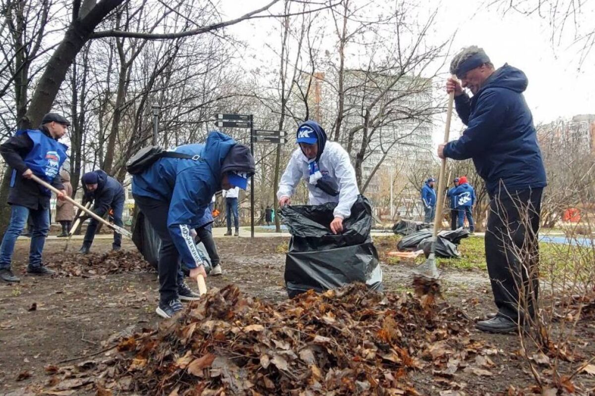 Московские единороссы вместе с жителями вышли на городской субботник