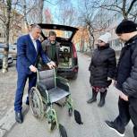 В Подмосковье волонтеры «Единой России» доставили инвалидную коляску семье беженцев из ЛДНР