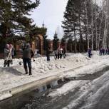 Единороссы провели субботник в Осинниках