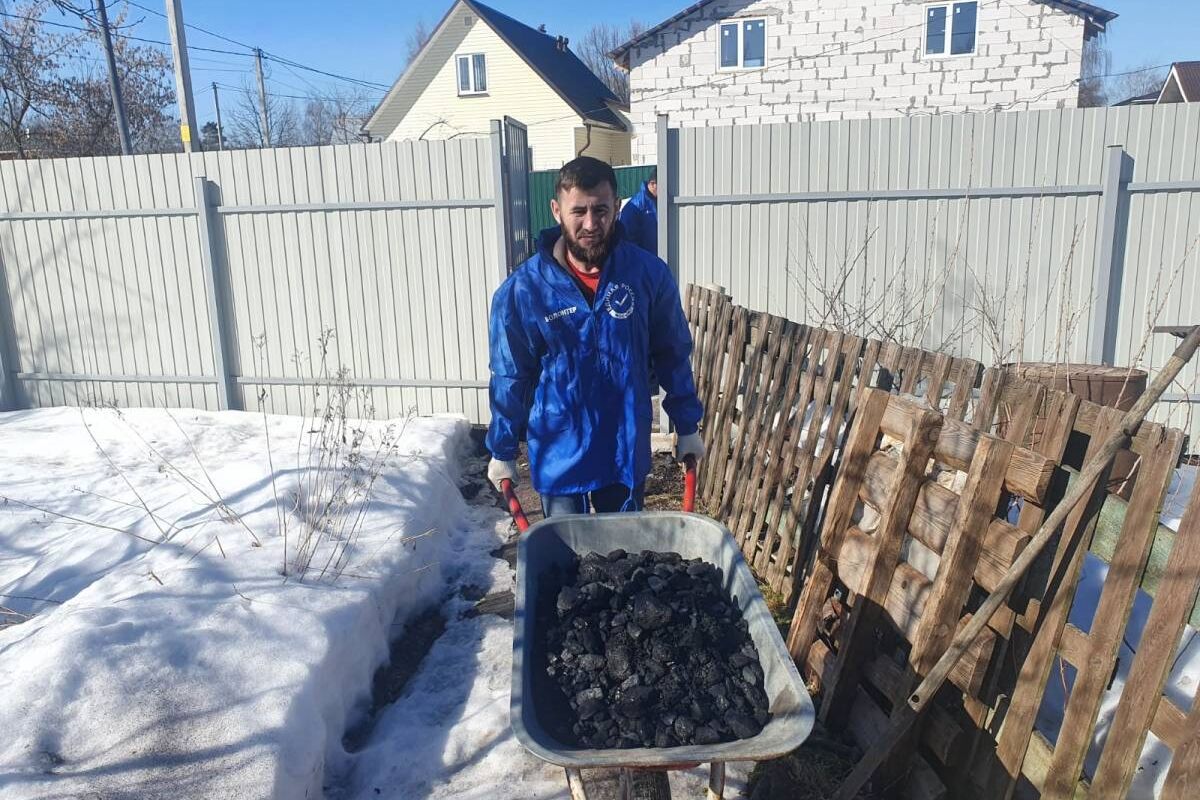 Волонтёры района Внуково помогли доставить уголь в частный сектор для  пожилых москвичек