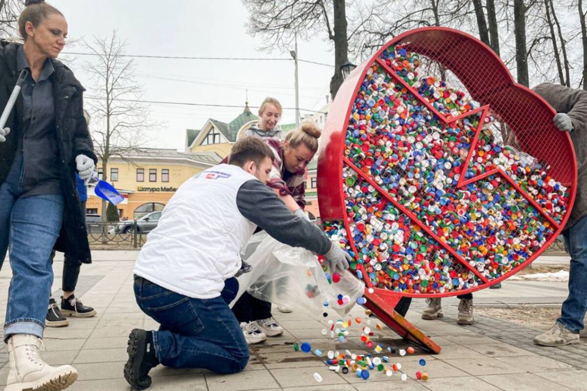 Дмитровские единороссы и молодогвардейцы в честь года работы проекта  «Сдавайся!» провели экологическую акцию