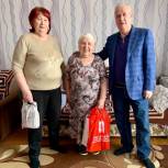 Советский район: Виталий Рыльских поздравил жительницу округа с 80-летним юбилеем