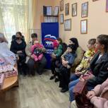 В Кавказском районе семьи переселенцев поздравили с наступающей Пасхой