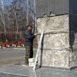 В Партизанске восстанавливают памятник, разрушенный вандалами