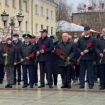 В Брянске возложили цветы к памятнику Юрию Гагарину
