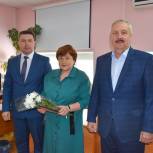 Сотрудники районных станций скорой помощи приняли поздравления и подарки от единороссов