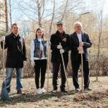 Единороссы и волонтеры Победы вышли на субботник в сквер Петра Потапова