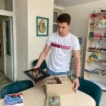 Пензенские молодогвардейцы передали книги детям Донбасса в пункт временного размещения