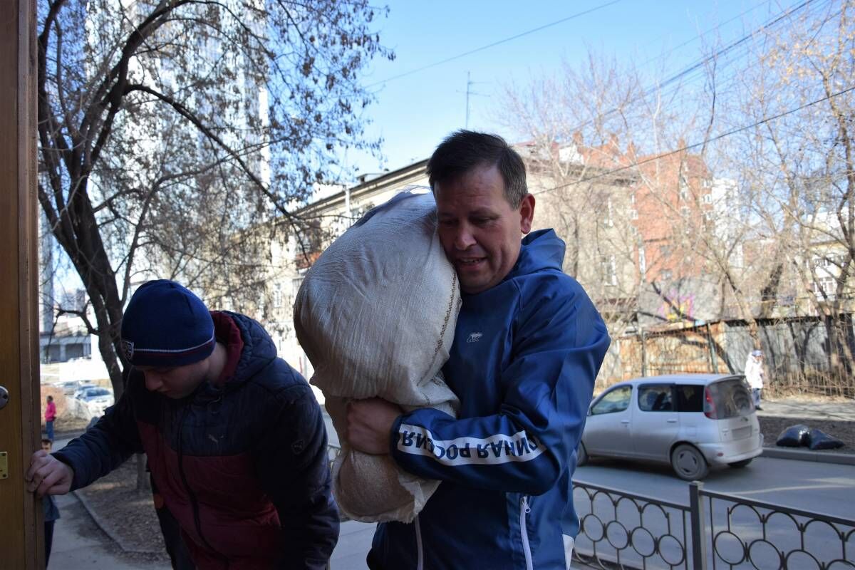 Жители Ирбитского района передали гуманитарную помощь для беженцев Донбасса