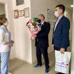Единороссы Радужного поздравили сотрудников отделения станции переливания крови с национальным Днем донора