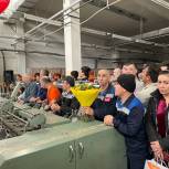 Депутат Мособлдумы и сторонники «Единой России» поздравили с юбилеем директора старейшей в Подмосковье текстильной фабрики