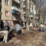 Александр Бондаренко принял участие в субботнике у мемориальных досок в Ленинском районе