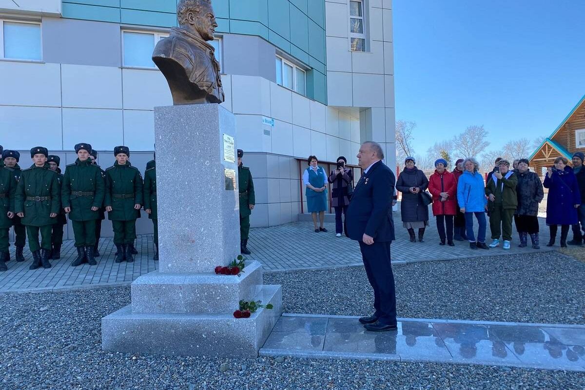 Барнаул полковниково. Памятник Титову в Полковниково. Знаменитости Новоалтайска.