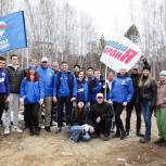 Молодогвардейцы вместе с мэром Иркутска Русланом Болотовым поучаствовали в одном из первых городских субботников
