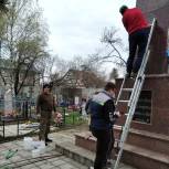 Коминтерновские единороссы, волонтеры и школьники приводят в порядок братские могилы и воинские захоронения
