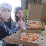 В Калтане единороссы научили школьников готовить пиццу