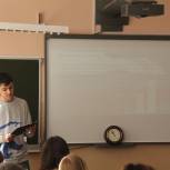 «Единая Россия» напомнила старшеклассникам о безопасном поведении в сети интернет