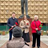 Депутат Мосгордумы Александр Козлов вместе с однопартийцами возложил цветы к памятнику Юрию Гагарину на западе Москвы