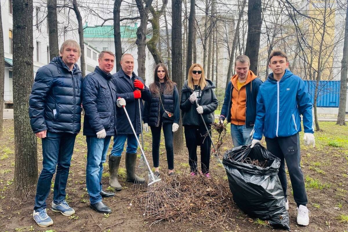 Единороссы центра Москвы провели субботник на территории НИИ скорой помощи  им. Н.В. Склифосовского