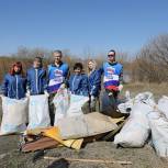 В Миассе единороссы очистили от мусора набережную реки