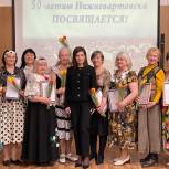Елена Киршанова вручила представителям старшего поколения благодарственные письма за подписью секретаря нижневартовского отделения «Единой России» Максима Клеца