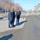 «Единая Россия» в Южноуральске проверила асфальтобетонное покрытие на улице Мира
