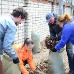 Евгений Тюхаев вместе с волонтёрами очистил территорию одного из скверов Благовещенска