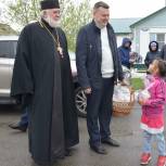 Единороссы вручили куличи беженцам с Украины и ветеранам войны