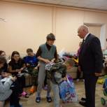 Сергей Зудин передал гуманитарную помощь беженцам из Украины, которые прибыли в пункт временного размещения в п. Караваево