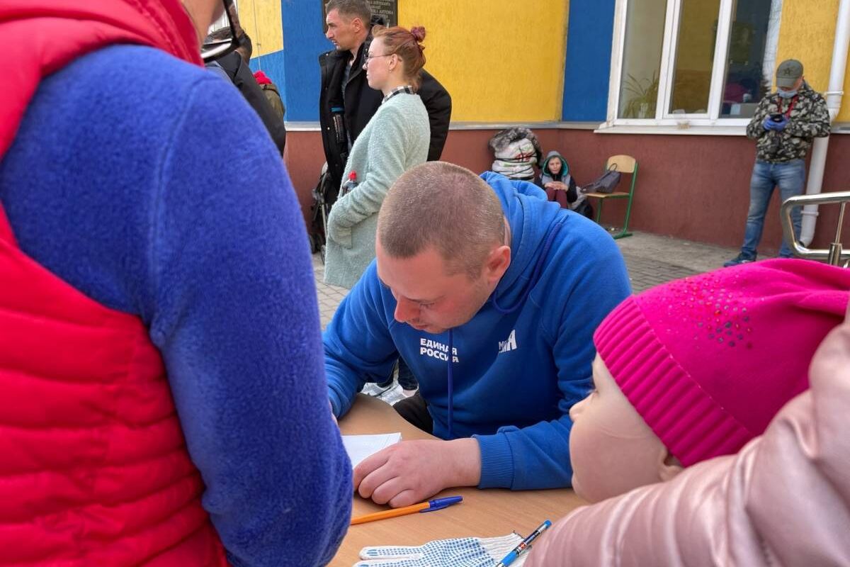 Уральский волонтер в Донбассе Дмитрий Маштаков помог беженцам на территории  Мариуполя