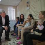 Сенатор РФ Анатолий Артамонов посетил пункт размещения беженцев с Украины