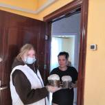 Единороссы Покачей поздравили граждан города и беженцев из Донбасса с Пасхой