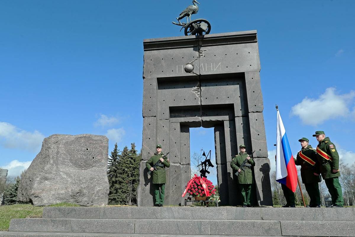 Мы все обязаны подвигу этих людей»: петербургские единороссы почтили память ликвидаторов  аварии на Чернобыльской АЭС