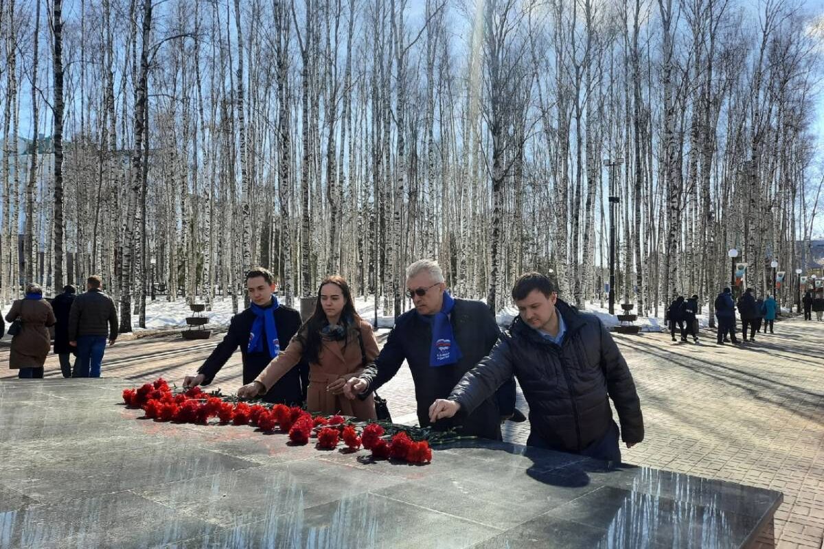 Обласы ханты мансийск 2024. Парк Победы Ханты-Мансийск. Парк Победы Ханты. Возложили цветы Ханты-Мансийск. Возложение цветов Ханты Мансийск 29 сентября 2022.