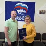 Андрей Корнеев вручил награду Почётному донору из Маркса