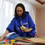 Активисты волонтерского центра «Единой России» подарили детям с Донбасса художественную и учебную литературу