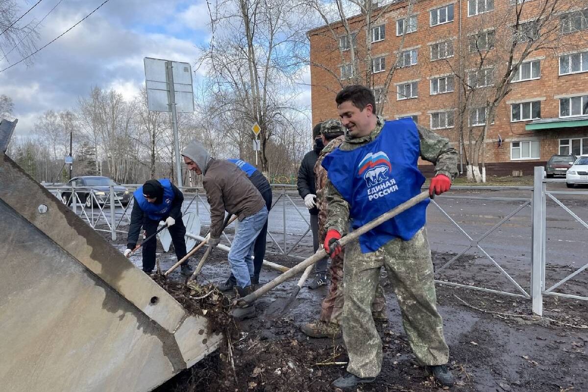 Единороссы Назарово запустили масштабный субботник