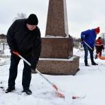В Санкт-Петербурге «Единая Россия» провела субботник на территории воинского кладбища