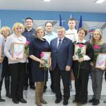 Виктор Казарин наградил губкинских активистов партпроектов «Школа грамотного потребителя» и «Жители МКД»