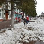 В Бугульме единороссы вышли на субботник, очистив территорию приюта и центра реабилитации детей-инвалидов